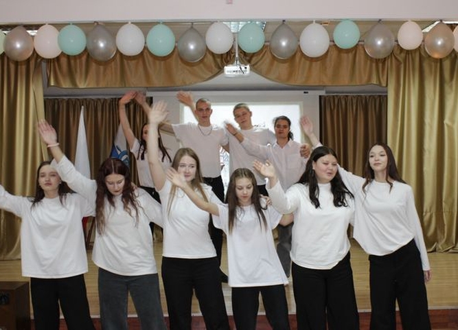 Выступление театральной студии "Зазеркалье" 