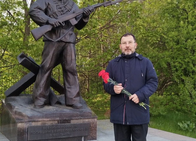 возложение цветов памятнику погибшим морякам