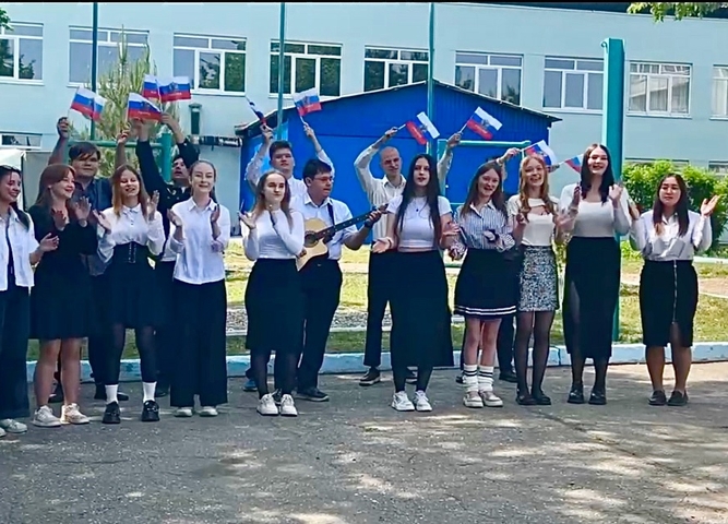 Торжественная линейка ко дню россии